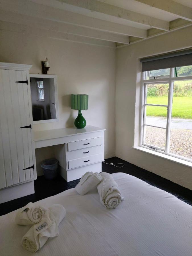 Corofin Lake Cottages エクステリア 写真
