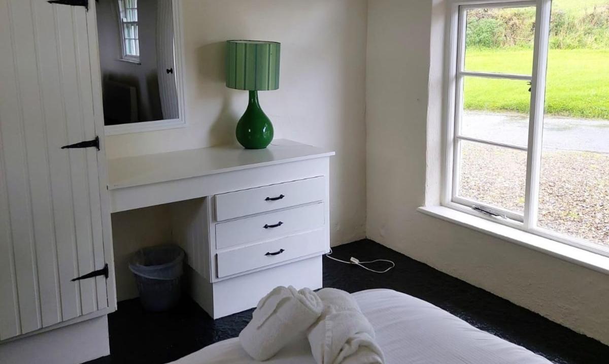 Corofin Lake Cottages エクステリア 写真