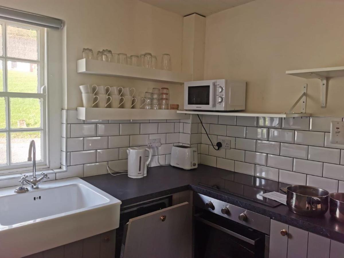 Corofin Lake Cottages エクステリア 写真