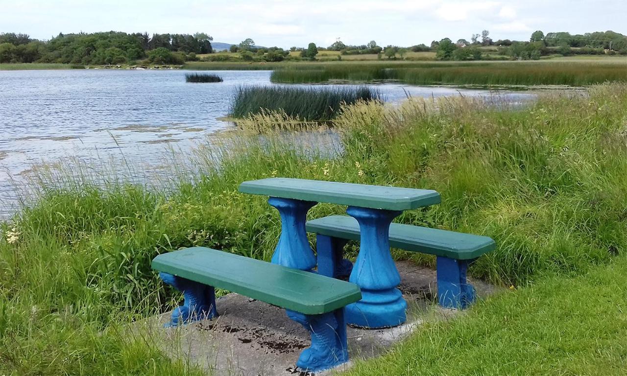 Corofin Lake Cottages エクステリア 写真